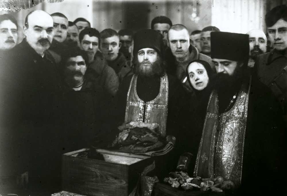 Вскрытие раки с мощами святого благоверного великого князя Александра Невского 12 мая 1922 года