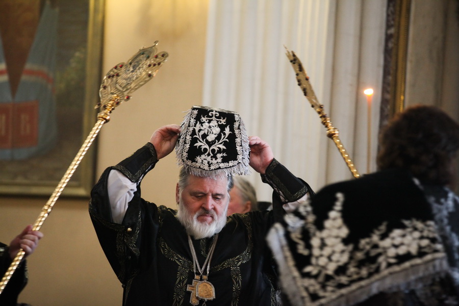 Епископ Кронштадтский Назарий переносит Святые Дары