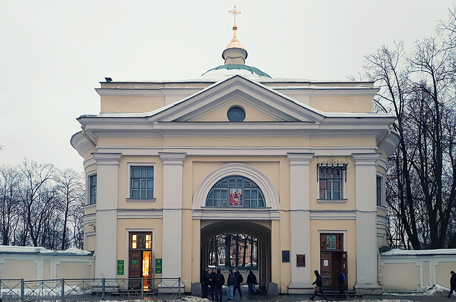 Надвратная церковь Александро-Невской Лавры.