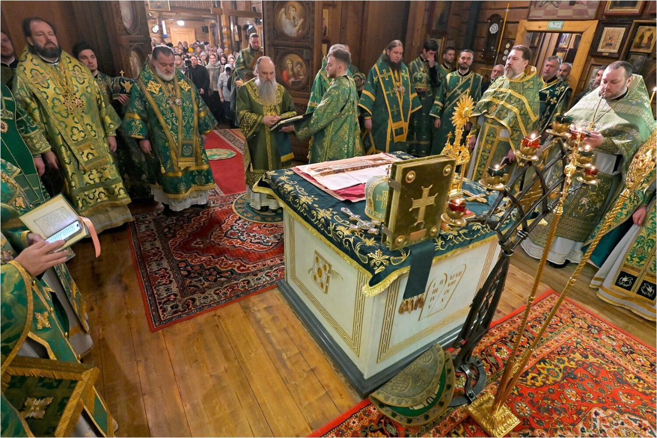Епископ Кронштадтский Назарий сослужил митрополиту Санкт-Петербургскому и Ладожскому Варсонофию