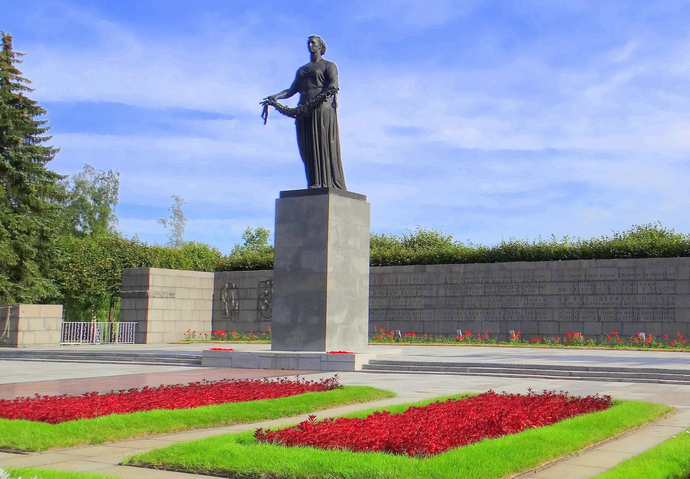 Мемориальное кладбище революционеров. Пискарёвское мемориальное кладбище. Мемориал на Пискаревском кладбище. Памятник на Пискаревском кладбище.