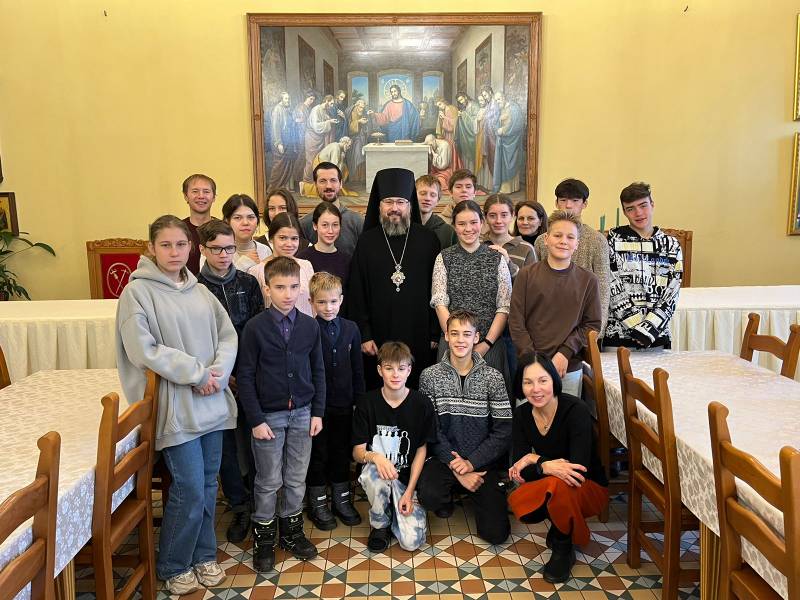 Епископ Кронштадтский Вениамин и учащиеся