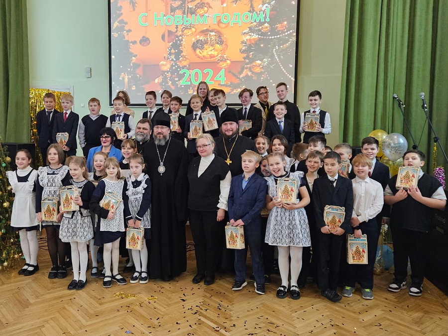 Епископ Кронштадтский Вениамин, педагоги и учащиеся школы № 193 Санкт-Петербурга