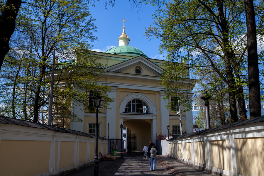Надвратный храм в честь иконы Божией Матери «Всех Скорбящих Радость»